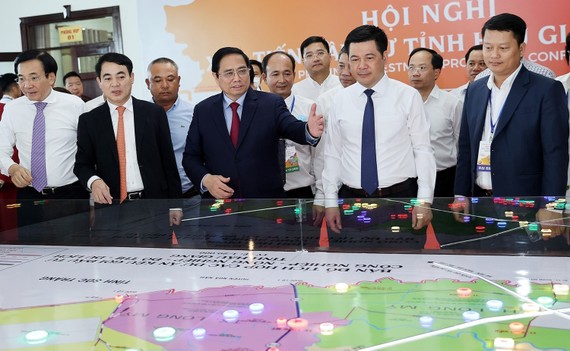 Thủ tướng Phạm Minh Chính xem mô hình quy hoạch tỉnh Hậu Giang tại Hội nghị xúc tiến đầu tư tỉnh Hậu Giang năm 2022. Ảnh: TTXVN