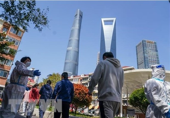Người dân xếp hàng chờ xét nghiệm Covid-19 tại Thượng Hải (Trung Quốc), ngày 4-4-2022. Ảnh: THX/TTXVN