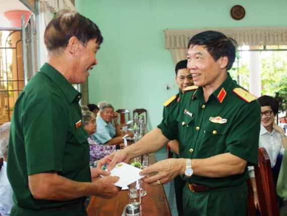 Thiếu tướng Nguyễn Văn Hiệu, Phó Chủ nhiệm Chính trị Quân khu 7, thăm, tặng quà thương binh, bệnh binh tại Trung tâm Điều dưỡng thương binh và người có công Long Đất, Bà Rịa - Vũng Tàu