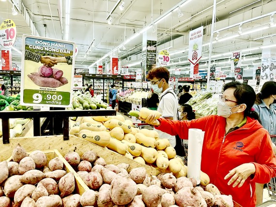 Người tiêu dùng chọn mua thực phẩm tại siêu thị Go! quận Gò Vấp, TPHCM. Ảnh: THI HỒNG 