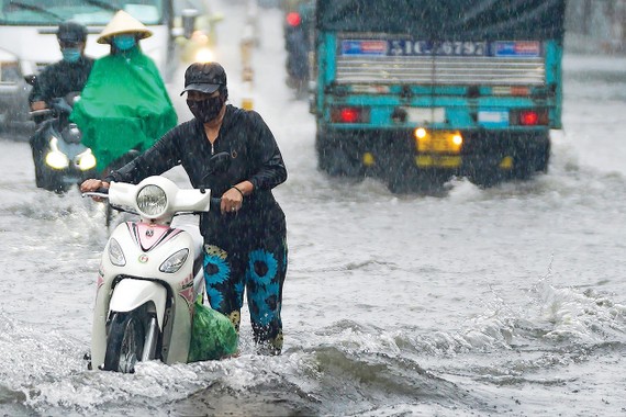 Mưa lớn gây ngập trên đường Nguyễn Văn Khối, quận Gò Vấp, TPHCM khiến người dân đi lại khó khăn. Ảnh: HOÀNG QUÂN