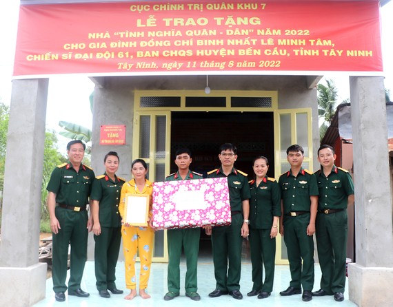 Đại tá Thái Thành Đức (bìa trái), Phó Chủ nhiệm Chính trị Quân khu 7, cùng đoàn công tác tặng quà cho gia đình binh nhất Lê Minh Tâm