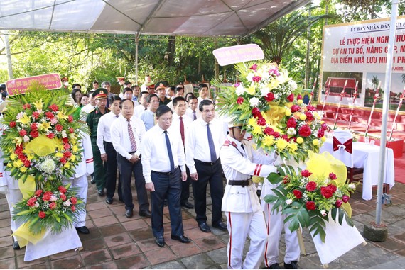 Các đại biểu tỉnh Quảng Nam dâng hoa tưởng niệm 150 năm ngày sinh của nhà yêu nước Phan Châu Trinh tại nhà lưu niệm Phan Châu Trinh. Ảnh: MINH HUY