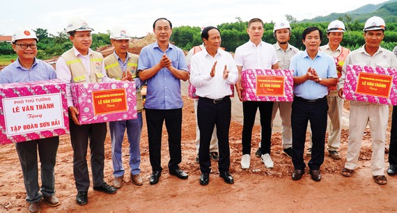 Phó Thủ tướng Lê Văn Thành tặng quà động viên các đơn vị thi công