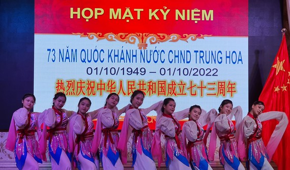 Tiết mục ca múa chào mừng kỷ niệm 73 năm Quốc khánh nước Cộng hòa Nhân dân Trung Hoa