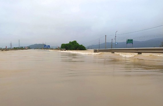 Quốc lộ 1 đoạn qua xã Xuân Lam (huyện Nghi Xuân, tỉnh Hà Tĩnh) bị ngập sâu