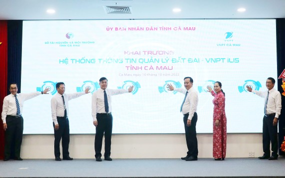 Chủ tịch UBND tỉnh Cà Mau Huỳnh Quốc Việt (thứ 3, từ phải qua) cùng lãnh đạo các sở ngành, VNPT khởi động vận hành Hệ thống thông tin quản lý đất đai (VNPT iLIS) tỉnh Cà Mau 