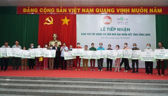 Ông Bùi Văn Nghiêm, Bí thư Tỉnh uỷ tỉnh Vĩnh Long và ông Bùi Xuân Huy, Chủ tịch HĐQT Novaland trao bảng tài trợ tượng trưng cho đại diện các hộ dân khó khăn