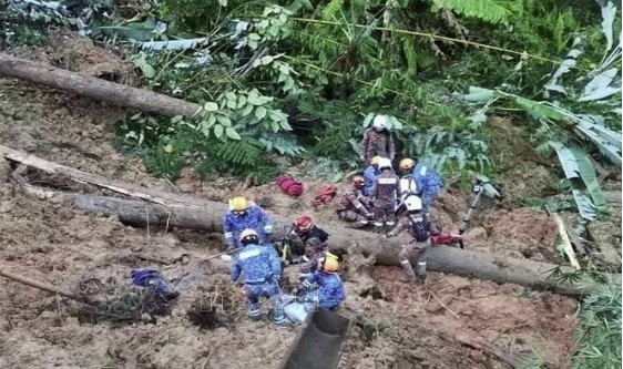Lực lượng cứu hộ tìm kiếm người mất tích tại hiện trường vụ lở đất ở bang Selangor, Malaysia, ngày 16-12. Ảnh: TWITTER/TTXVN