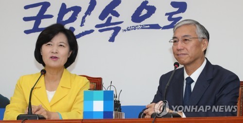 Choo Mi-ae, the leader of the ruling Democratic Party, speaks with Chinese Ambassador to South Korea Qiu Guohong during their talks at the National Assembly in Seoul on July 6, 2017. (Yonhap)
