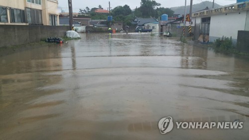 This file photo, provided by an anonymous citizen, shows a flooded road in Goheung, South Jeolla Province on July 6, 2017. The area recorded 58 mm of heavy rain per hour. (Yonhap)