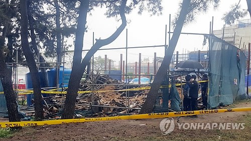 This photo, taken on Sept. 17, 2017, shows the rubble of Seoknan Pavilion in the city of Gangneung on South Korea's east coast after it collapsed following a fire. (Yonhap)
