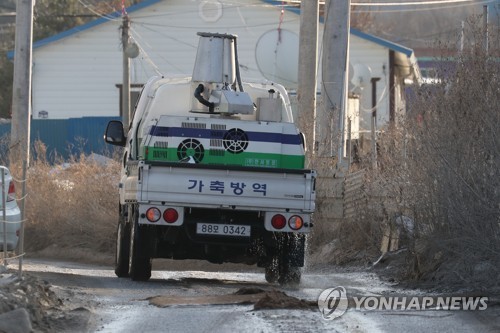 A truck is disinfecting a chicken farm in Pocheon, 45 kilometers north of Seoul, on Jan. 3, 2018, after it reported a suspected case of avian influenza. (Yonhap)