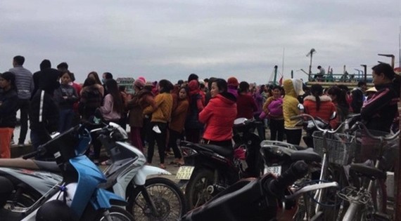 Local residents gather by the sea, awaiting news of the missing fishermen. – Photo dantri.com.vn Viet Nam News 