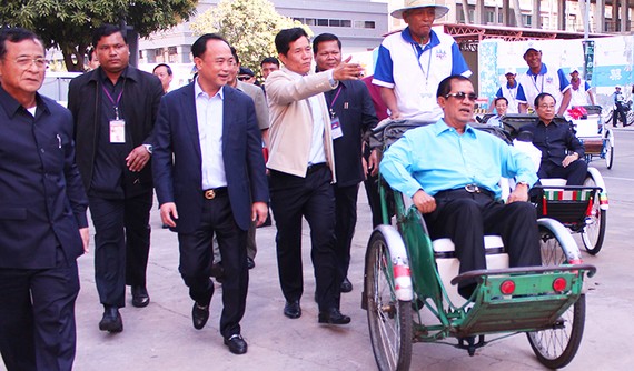 The PM takes a cyclo to meet cyclo drivers -Photo: Khmer Times