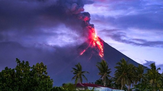 Mount Mayon erupted with ash plumes of up to 5 kilometers (3 miles) above the crater on January 24 (Photo: VNA)