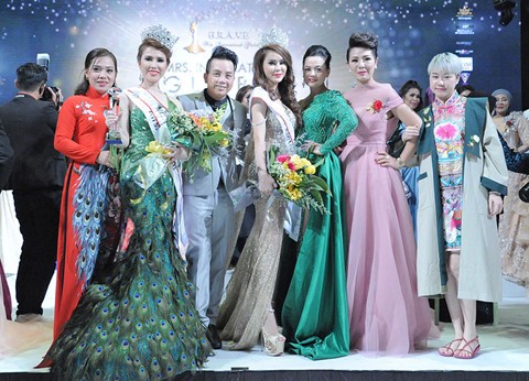 Hoang Ny (second from left) becomes Mrs.International Global Ambassador 2018