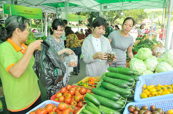 Consumers buy farm produces at the fair -Photo: SGGP