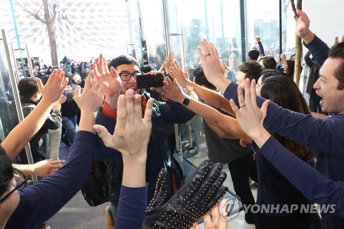 Apple opens its first store in S. Korea with fanfare