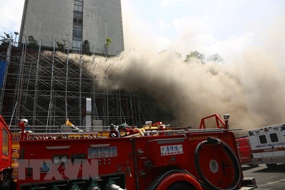 At least four people were injured, with two of them being in critical condition in a fire at a casino of the Manila Pavilion hotel in Philippines on March 18 (Photo: Xinhua/VNA)