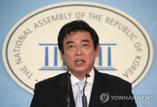 This photo, taken March 11, 2018, shows Hong Ji-man, the spokesman of the main opposition Liberty Korea Party, speaking during a press conference at the National Assembly in Seoul. (Yonhap)