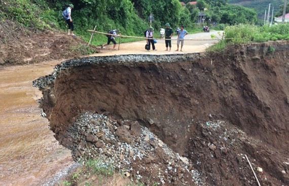 Landslides isolate Muong Lat district, traffic