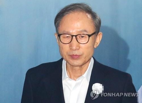 Former President Lee Myung-bak enters the Seoul Central District Court in southern Seoul to attend his corruption trial on Sept. 6, 2018. (Yonhap)