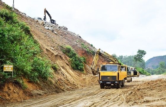 Landslides block roads to Huong Dien Hydropower Plant