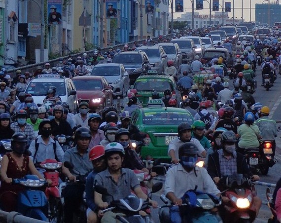 Heavy traffic on Kênh Tẻ Bridge connecting HCM City’s districts 4 and 7. — VNS File Photo.