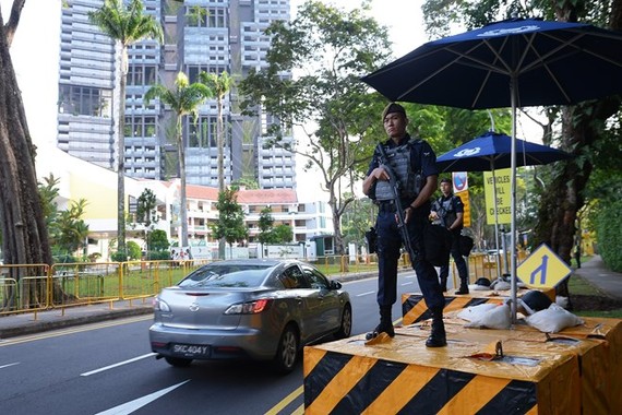 Police officers stand guard on a road in Singapore to ensure security for the 33rd ASEAN Summit and related summits (Photo: AFP/VNA)