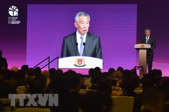 Singaporean Prime Minister Lee Hsien Loong addresses  the ASEAN Business and Investment Summit 2018. (Photo: AFP/VNA)