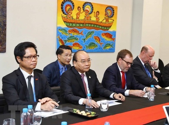 Prime Minister Nguyen Xuan Phuc (the second from the left) at a dialogue session in group with US firms (Source: VNA)
