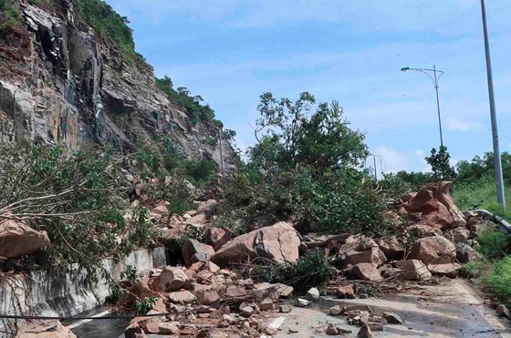Main streets heading to Cam Ranh In't Airport disrupted traffic