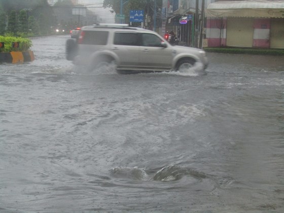 HCMC experiences heavy rains, floods can hit city