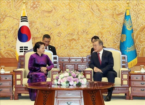 Chairwoman of the Vietnamese National Assembly Nguyen Thi Kim Ngan (left) and President of the Republic of Korea (RoK) Moon Jae-in in a meeting in Seoul on December 6. (Photo: VNA)