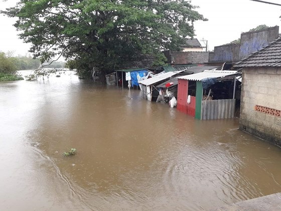 Water levels continue rising on rivers from Quang Binh to Thua Thien Hue