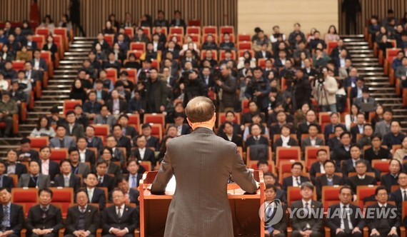 Hong Nam-ki, the minister of economy and finance, delivers his inaugural speech in a government building in Sejong, central South Korea, on Dec. 11, 2018. (Yonhap)