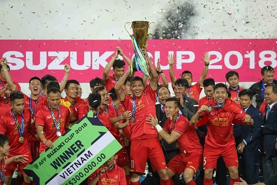 Vietnam Football Team receives prizes after second-leg final