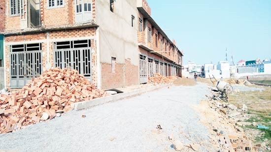 Một khu đất thuộc huyện Hóc Môn không bảo đảm yêu cầu hạ tầng kỹ thuật nhưng vẫn phân lô bán nền, xây dựng nhà ở. Ảnh tư liệu
