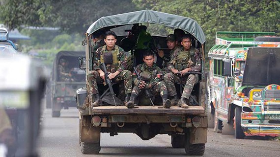 Binh sĩ Philippines trên đường phố ở Marawi
