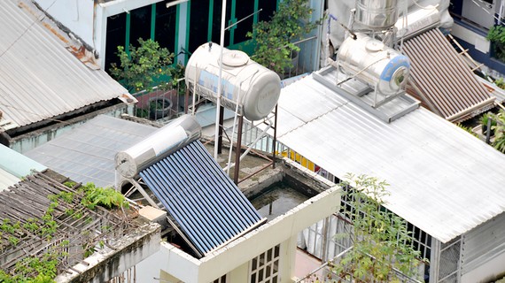 Hệ thống điện năng lượng mặt trời được lắp đặt trên mái nhà