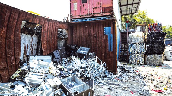 Rác thải công nghiệp chất đống tại một kho chứa ở Hồng Công