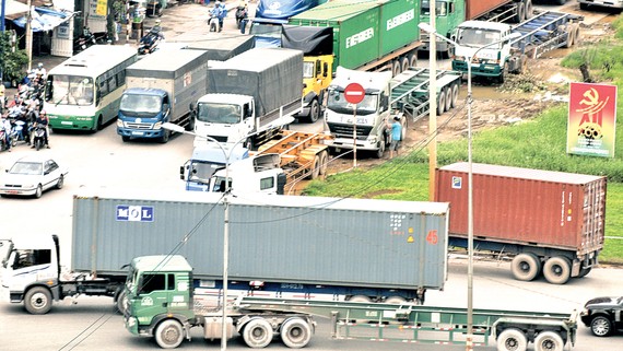 Xe chở container lưu thông trên đường Nguyễn Thị Định, quận 2, TPHCM