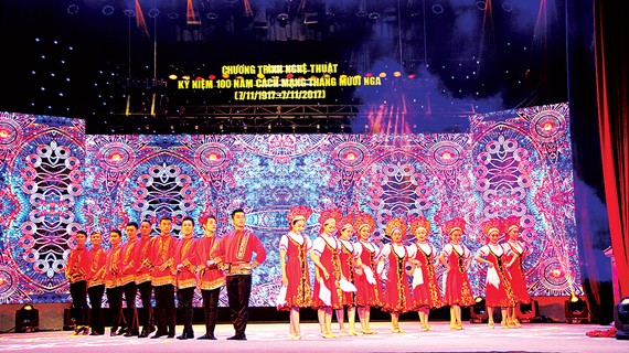 Tiết mục múa dân gian Nga trong chương trình nghệ thuật Bài ca Tháng Mười Nga - Mãi mãi một niềm tin