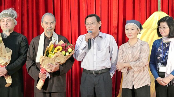 Đồng chí Nguyễn Tấn Phong, Tổng Biên tập Báo SGGP chúc mừng tập thể diễn viên của Dấu xưa. Ảnh: TƯỜNG VY