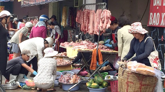 Các sạp bán thịt heo ở chợ Cây Quéo (Bình Thạnh) thu hút khá đông người mua trong những ngày cận tết