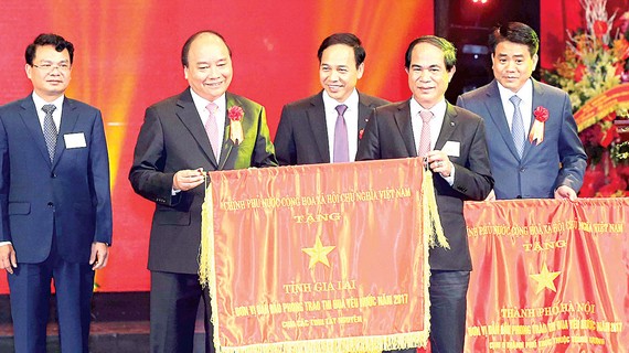 Thủ tướng Nguyễn Xuân Phúc tặng cờ thi đua của Chính phủ cho tỉnh Gia Lai, đơn vị dẫn đầu phong trào thi đua yêu nước năm 2017