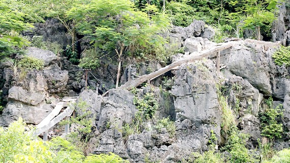 Hệ thống bậc thang này tại núi Cái Hạ sẽ tiếp tục được dỡ bỏ để trả lại nguyên trạng cảnh quan. Ảnh: TTXVN