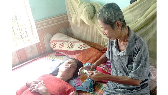 Mặc dù đang mắc bệnh ung thư giai đoạn cuối nhưng hàng ngày ông Nại vẫn chăm sóc vợ và mẹ già nằm  một chỗ