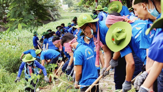 Sinh viên tham gia thi công công trình trong chiến dịch tình nguyện Mùa hè xanh